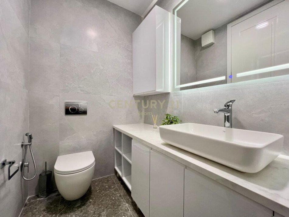 Tirane, jap me qera apartament 2+1+2 , 155 m² 2.300 € (pranë Vilës ENVER, Ish Blloku)