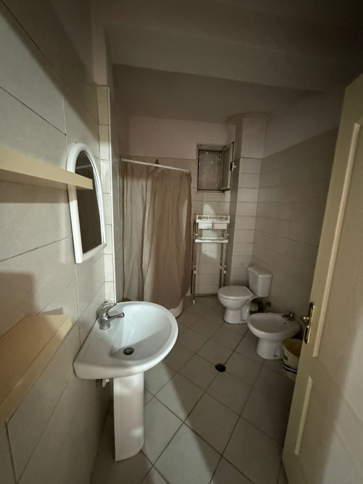 Tirane, jepet me qera apartament 1+1+Ballkon Kati 7, 60 m² 380 € (Astir , Vila L1 , rruga Loni Ligori prane pasticeri Nela 5)
