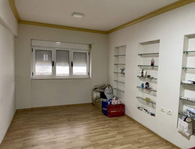 Tirane, jepet me qera ambjent biznesi Kati 1, 122 m² 1100 Euro (Qender te Piaza)
