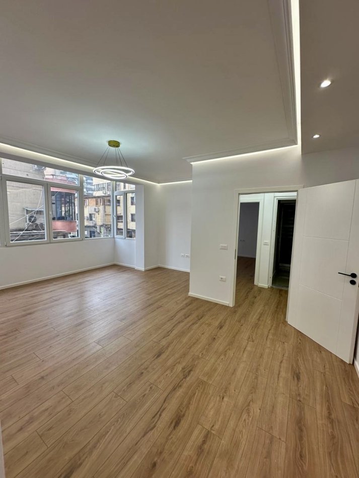 Tirane, shitet apartament 2+1+Aneks+Ballkon Kati 2, 87 m² 210.000 € (Elbasanit afer Lion Park)
