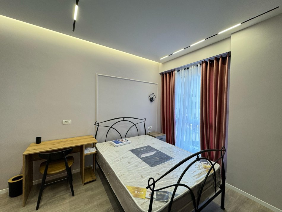 Tirane, jepet me qera apartament 2+1 Kati 2, 100 m² 750 € (ish fusha e aviacionit)