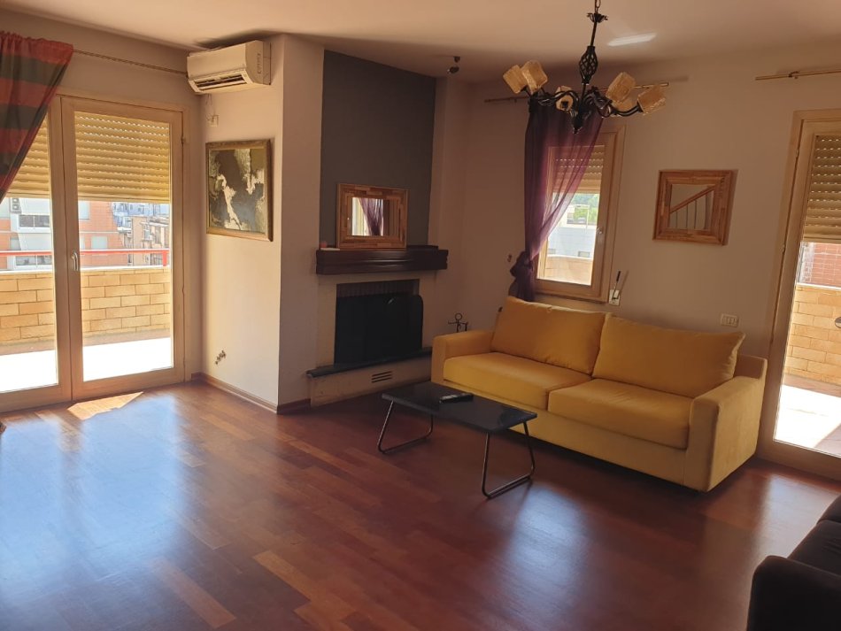 Tirane, jepet me qera apartament 3+1 Kati 6, 220 m² 1.500 € (Bllok)