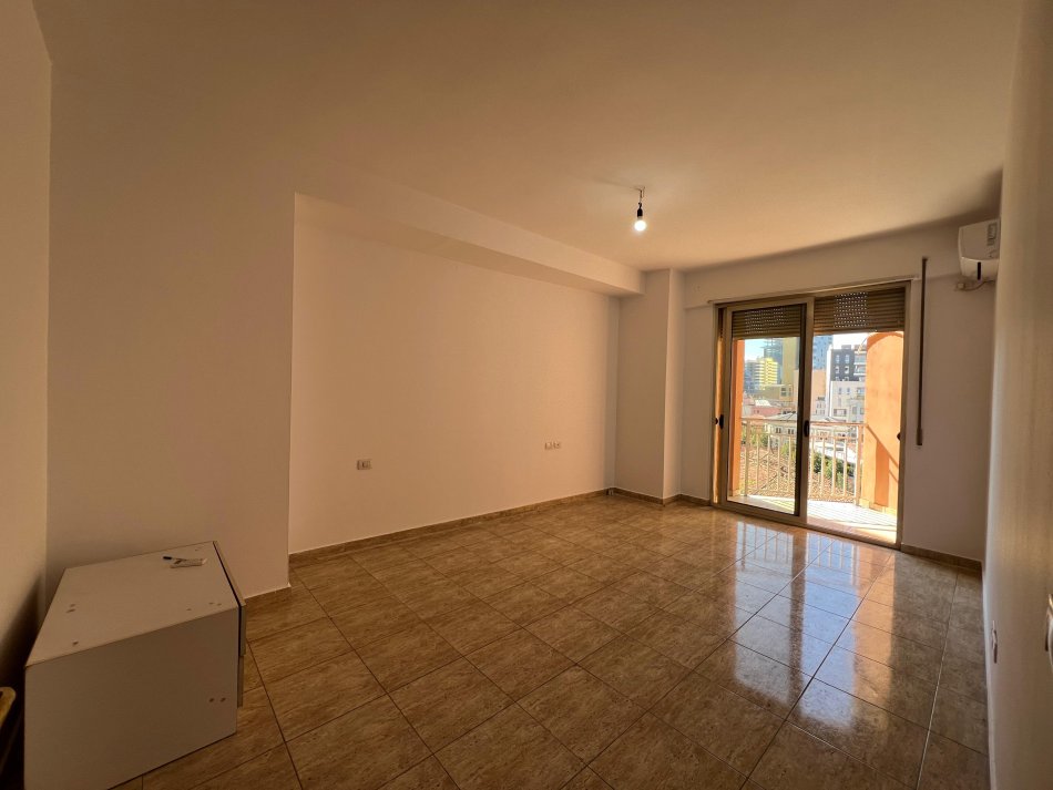 Tirane, jepet me qera apartament 2+1+Ballkon Kati 5, 100 m² 500 € (Selvia)