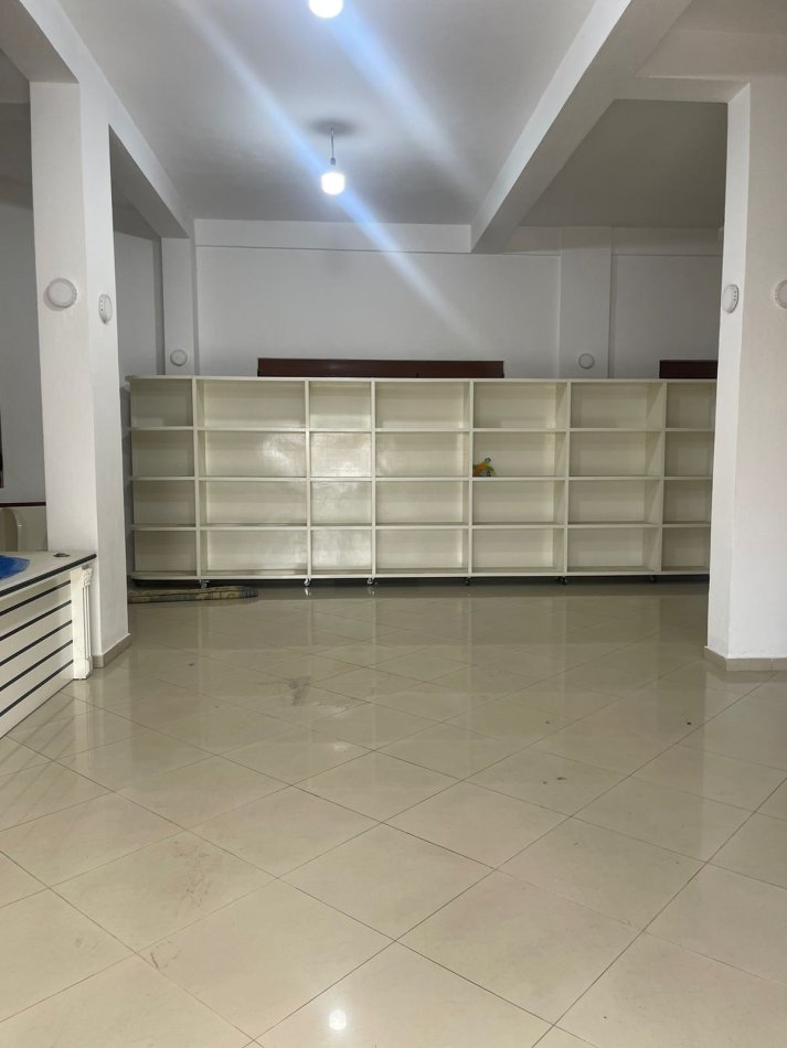 Tirane, jepet me qera ambjent biznesi Kati 0, 100 m² 800 € (Sanatorium)