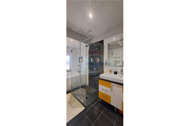 Tirane, jepet me qera 4+1+A+BLK Kati 5, 3.000 Euro