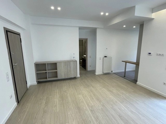 Tirane, jepet me qera dyqan Kati 0, 57 m² 600 € (bulevardi bajram curri)