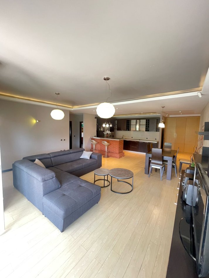 Tirane, jepet me qera apartament 3+1+Ballkon Kati 4, 143 m² 750 € (kodra e diellit)