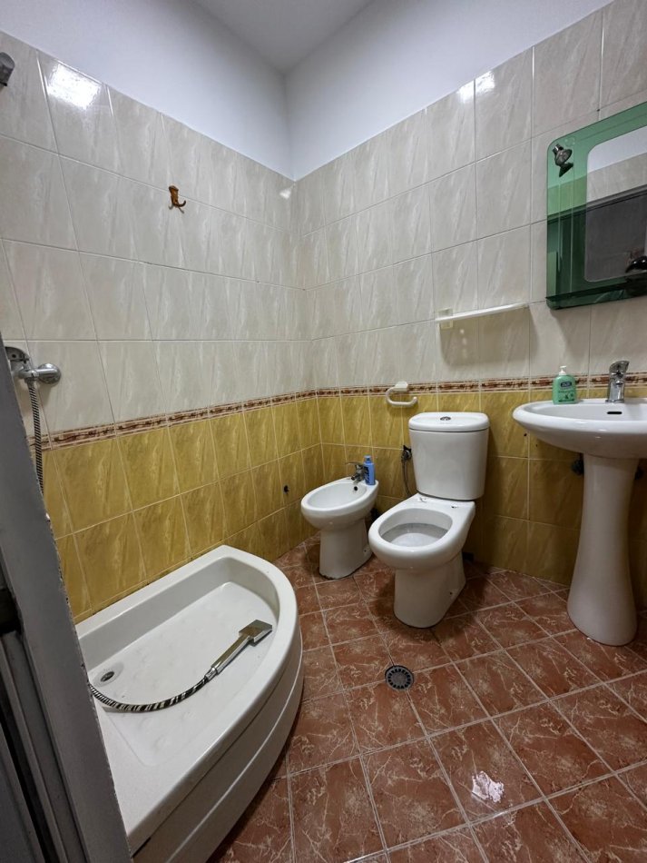 Tirane, jepet me qera apartament 1+1 Kati 8, 70 m² 500 € (Komuna e Parisit)