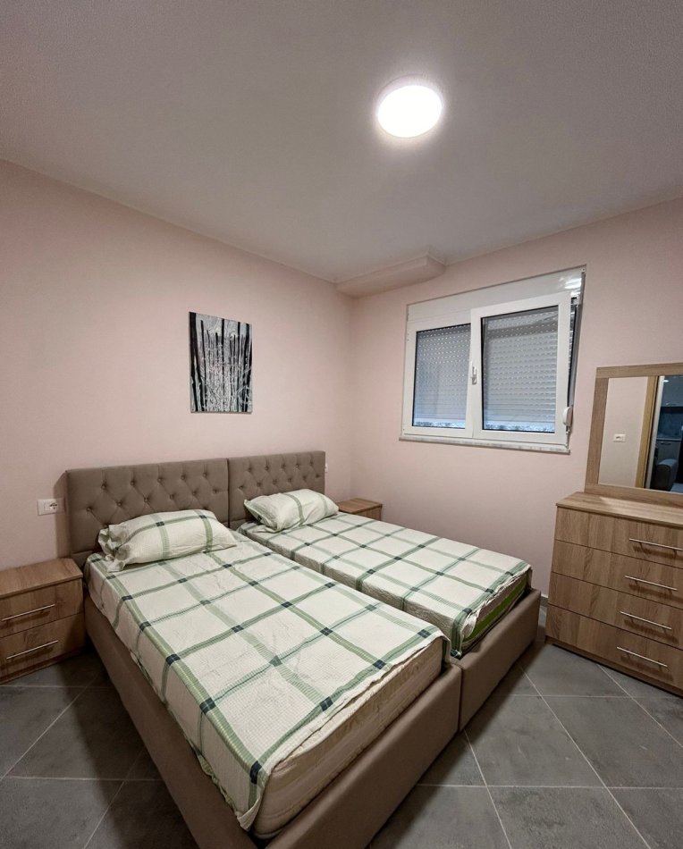 Tirane, jepet me qera apartament 1+1+Ballkon Kati 1, 50 m² 350 € (Fresk rruga Xhon Belushi)