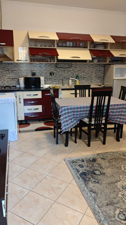 Tirane, jepet me qera shtepi 2+1+Ballkon Kati 1, 85 m² 350 € (Ne fund te rruges Jordan Misja , prane shinave te trenit)