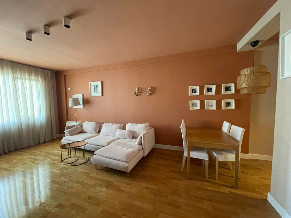 Tirane, jepet me qera apartament 2+1 (i mobiluar), Kati 4, 700 € (Liqeni i Thate,prane Hotel Radisson)