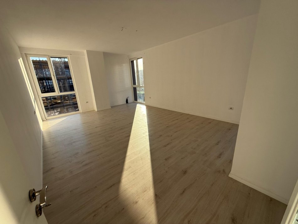 Tirane, jepet me qera apartament 2+1 Kati 3, 138 m² 700 € (ish fusha e aviacionit)