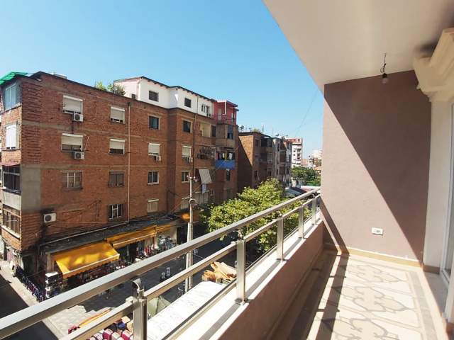 Tirane, shitet apartament 84 m² 142.800 Euro