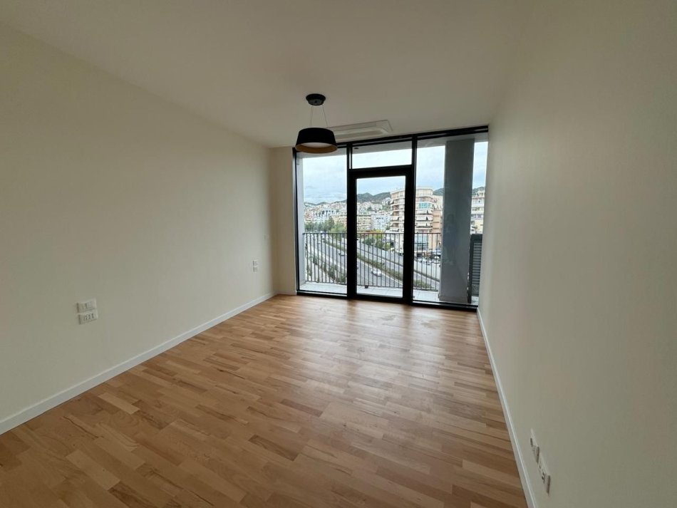 Tirane, jepet me qera zyre Kati 5, 120 m² 1.400 € (Lake view)