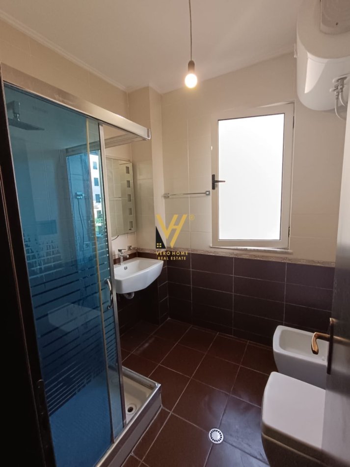 Tirane, jepet me qera apartament 2+1+Ballkon Kati 3, 110 m² 750 € (KODRA E DIELLIT)