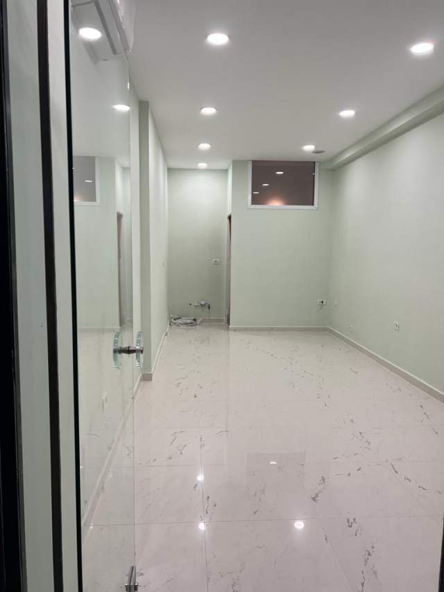 Tirane, jepet me qera zyre me vizibilitet Kati 0, 23 m² 340 Euro (K. e Parisit)