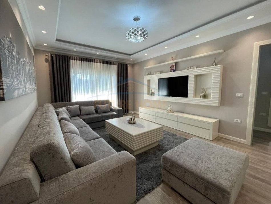 Tirane, jepet me qera apartament 3+1 Kati 2, 150 m² 600 € (Fresk)