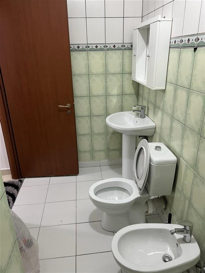 Tirane, jepet me qera apartament 2+1 Kati 4, 95 m² 600 € (komuna e parisit)