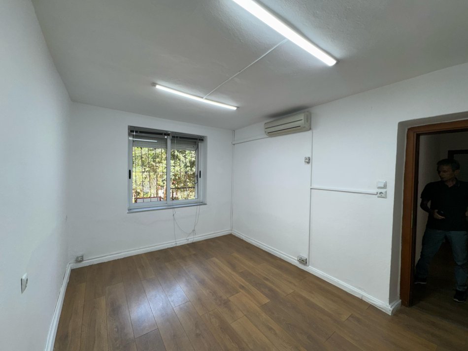 Tirane, jepet me qera apartament 1+1 Kati 1, 65 m² 450 € (Rruga Muhamet gjollesha)