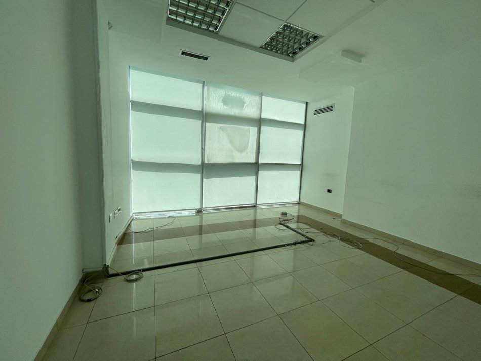 Qera, Ambient, Rruga Bardhyl, Tiranë - 1690€ | 141m²