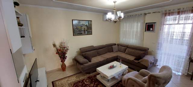Tirane, jepet me qera apartament 3+1 Kati 2, 100 m² 450 Euro