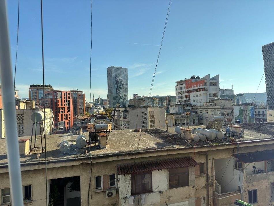 Tirane, jepet me qera apartament 1+1 Kati 6, 900 € (Zone qendrore)