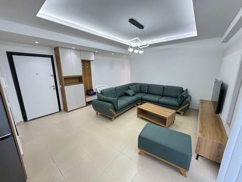 Tirane, jepet me qera apartament 2+1+Ballkon Kati 1, 170 m² 1.000 € (kodra e diellit)