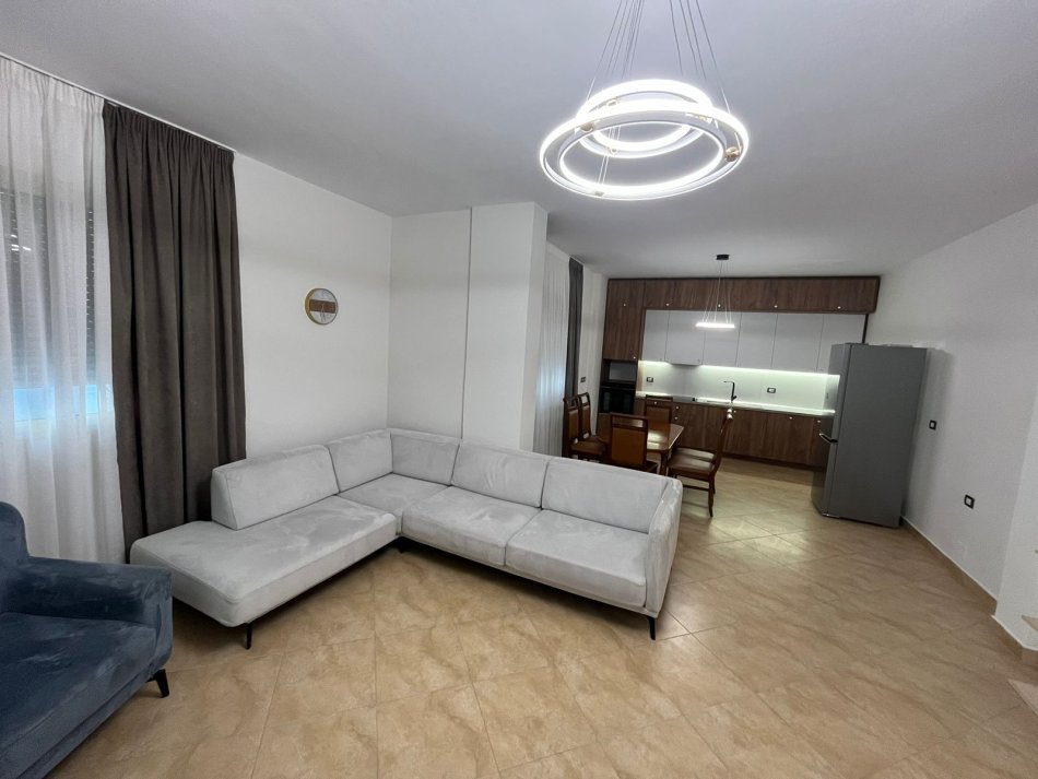 Tirane, jepet me qera apartament 2+1 Kati 4, 118 m² 550 € (5 Maj)