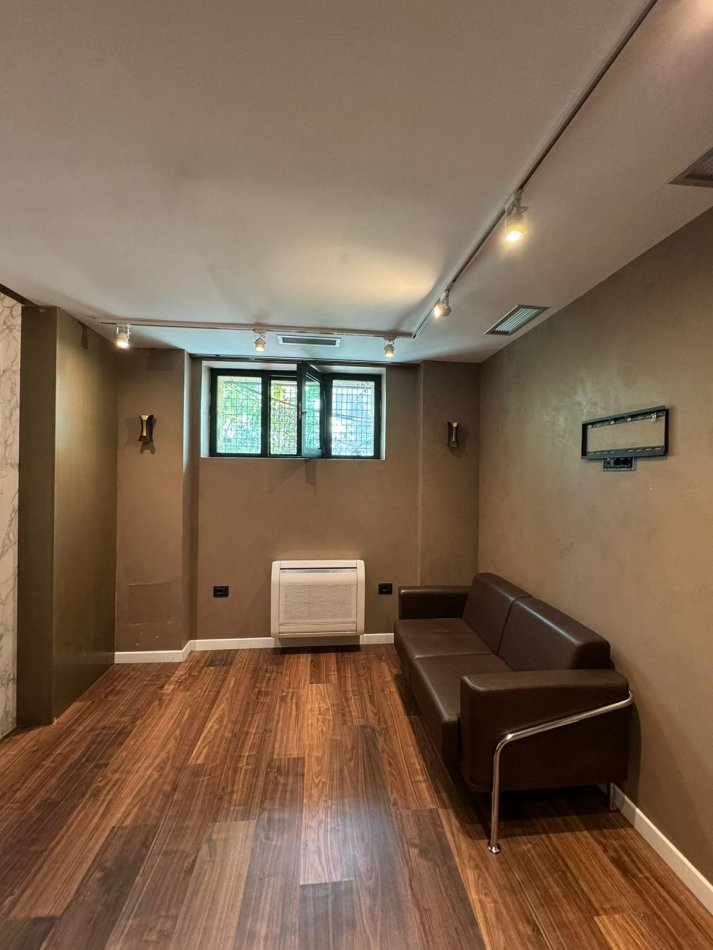 Tirane, shitet ambjent biznesi Kati 0, 62 m² 200.000 € (ETC, prane rruges se Sales)