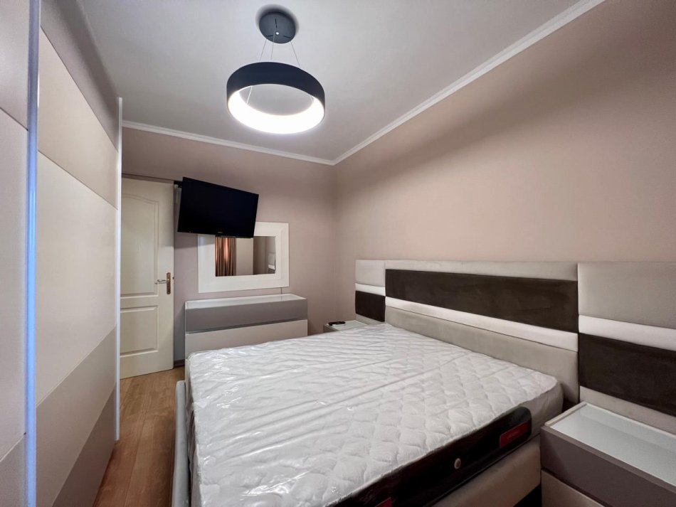 Tirane, shitet apartament 1+1+Ballkon , 66 m² 140.000 € (Shkolla e kuqe)