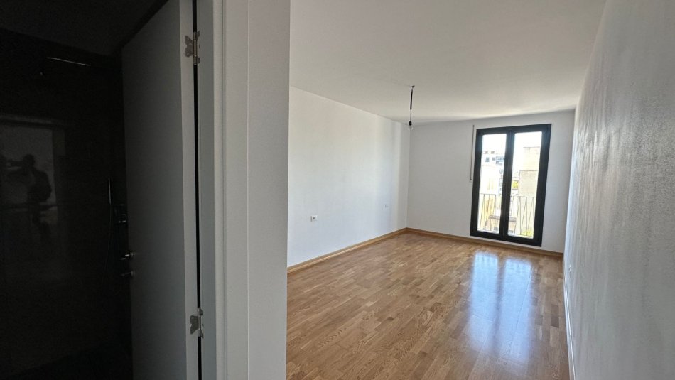 Tirane, jepet me qera ambjent biznesi Kati 3, 108 m² 800 € (Kompleksi Zirkon)
