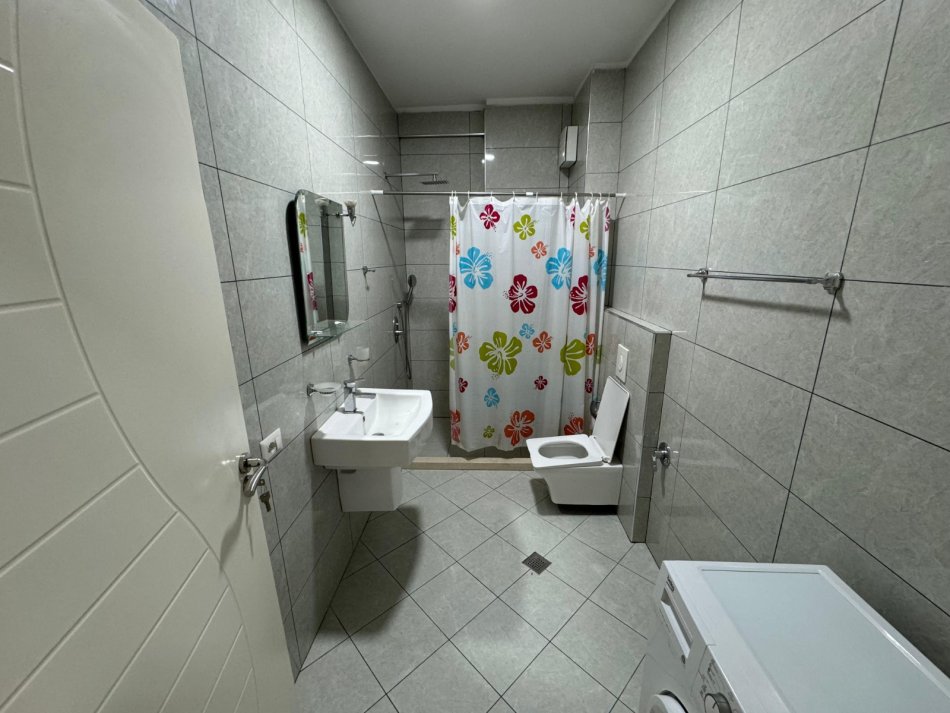 Tirane, shitet apartament 1+1+Ballkon Kati 2, 85 m² 145.000 € (5 Maji)