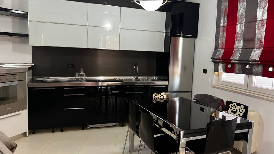 Tirane, jepet me qera apartament 2+1 Kati 3, 100 m² 749 € (Bllok)