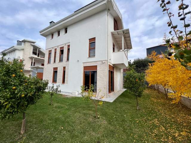 Tirane, jepet me qera Vile 4+1+BLK Kati 0, 250 m² 2.500 Euro (Teg)
