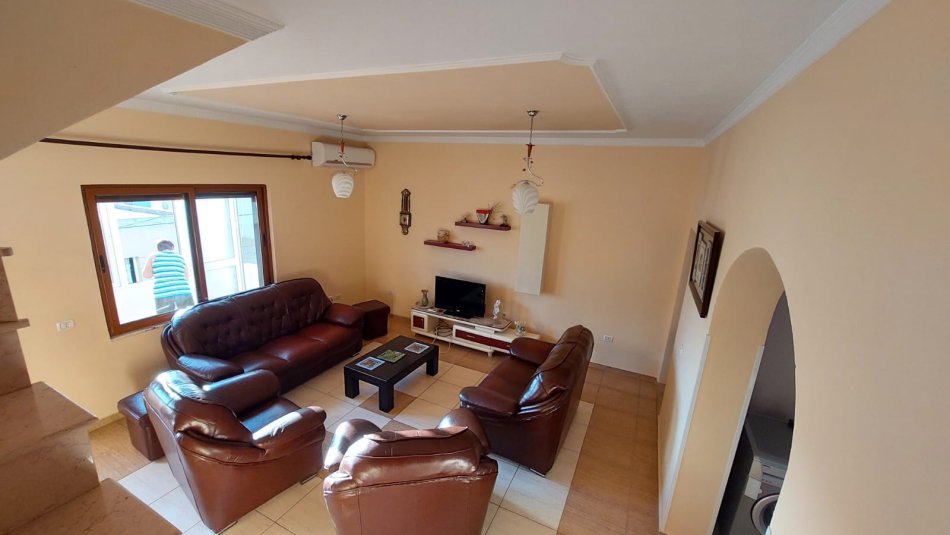 Tirane, jepet me qera Vile 3+1 Kati 3, 173 m² 500 € (Kodra Priftit)