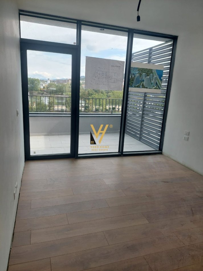 Tirane, jepet me qera zyre Kati 4, 143 m² 1.600 € (LIQENI ARTIFICIAL)