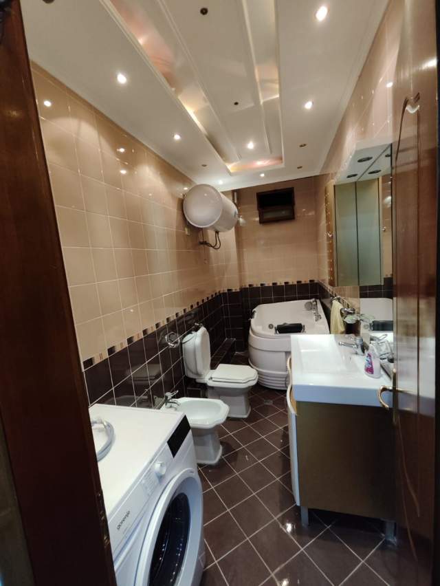 Tirane, jepet me qera apartament 3+1+BLK Kati 5, 186 m² 650 Euro (Universiteti Marin Barleti Selite)