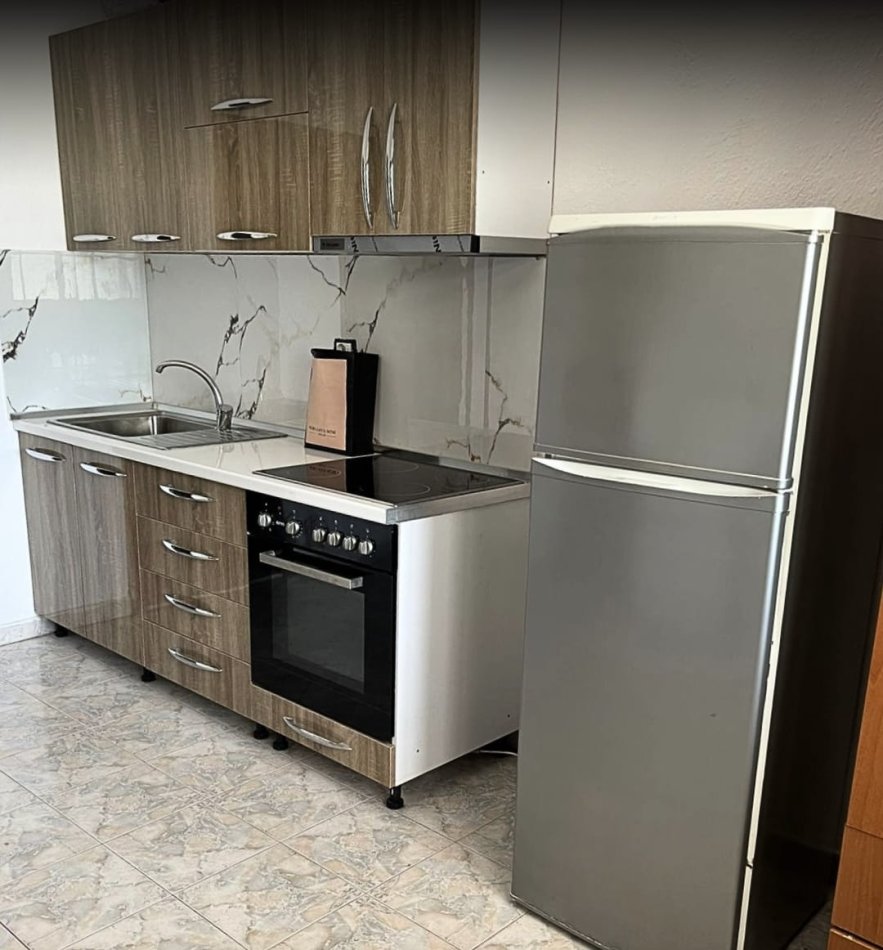 Tirane, jepet me qera apartament 1+1+Ballkon Kati 1, 58 m² 350 € (Rruga teodor Keko ,Kat Vile me parkim)
