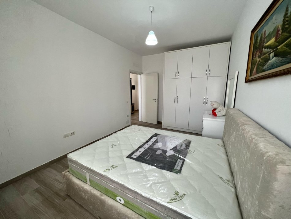 Tirane, jepet me qera apartament 1+1 Kati 4, 70 m² 450 € (rruga 5 maji)