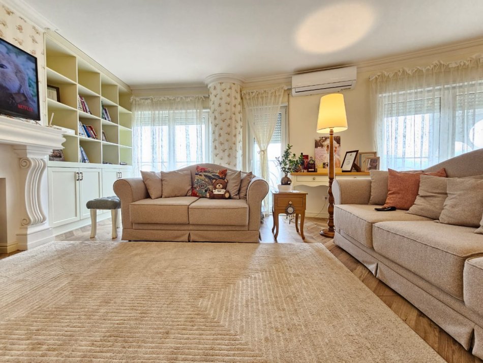 Tirane, jepet me qera apartament 2+1 Kati 3, 126 m² 1.000 € (kodra e diellit)