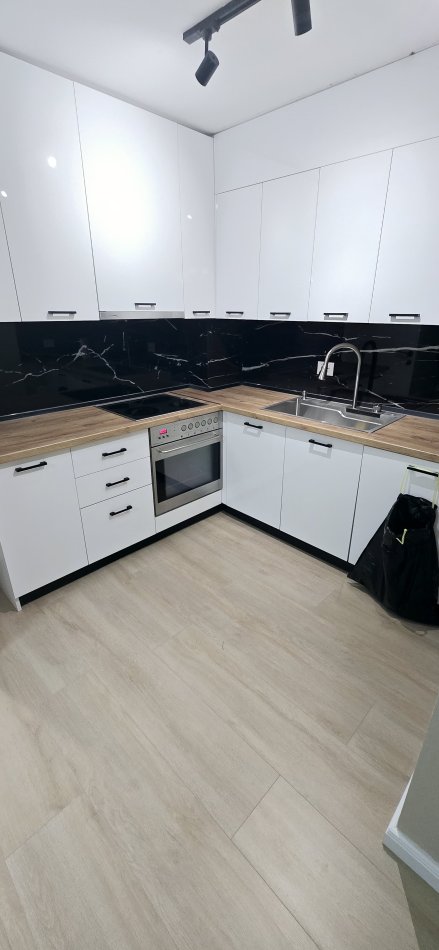 Tirane, jepet me qera apartament 3+1+Ballkon Kati 1, 135 m² 1.100 € (rruga haxji hysen dalliu)