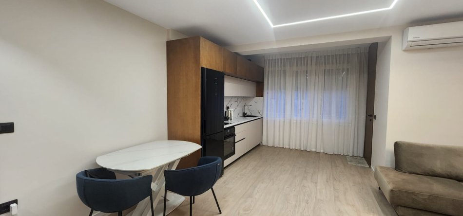 Tirane, jepet me qera apartament 1+1 Kati 6, 900 € (Zone qendrore)
