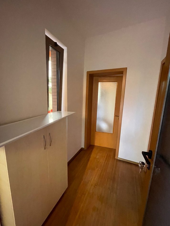 Tirane, jepet me qera apartament 1+1+Ballkon Kati 1, 60 m² 380 € (Rruga Rexhep Jella)