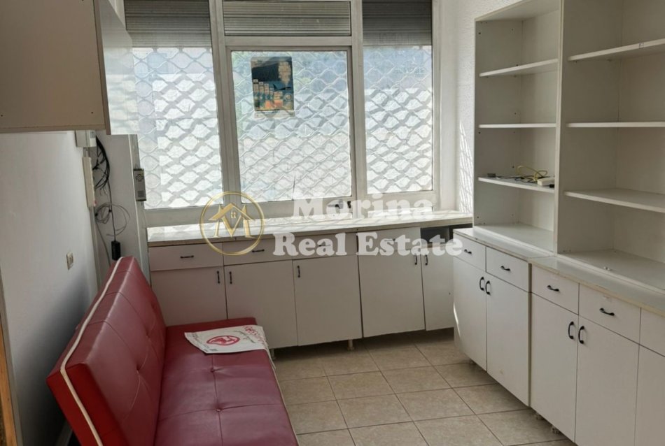 Tirane, jepet me qera ambjent biznesi Kati 1, 60 m² 500 € (QSUT)