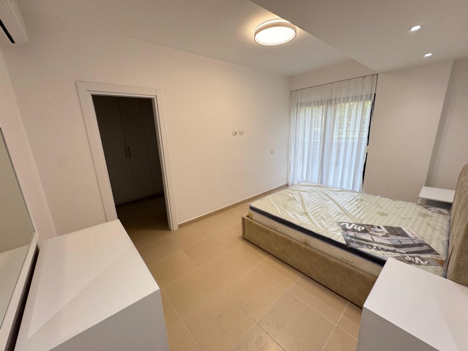 Tirane, jepet me qera apartament 2+1+Ballkon Kati 1, 170 m² 1.000 € (kodra e diellit)