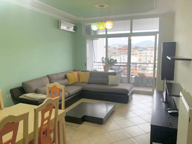 Tirane, jepet me qera apartament 1+1+BLK Kati 7, 75 m² 450 Euro (Kompleksi Kika,Komuna e Parisit)