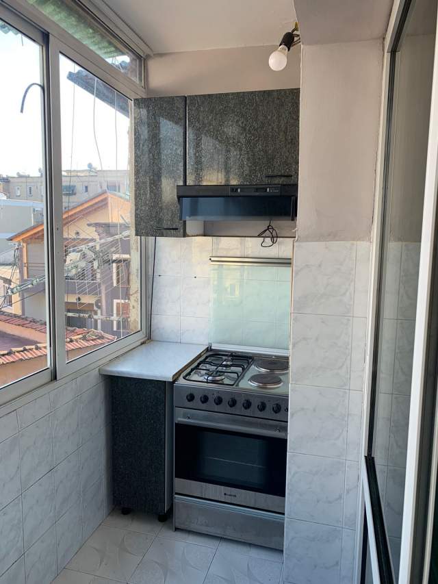 Tirane, jepet me qera apartament 1+1+BLK Kati 4, 85 m² 400 Euro (rruga Ferit Xhajko)