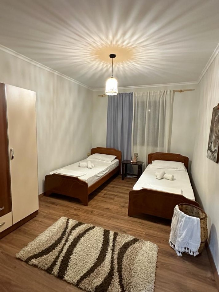 Tirane, jepet me qera apartament 2+1 Kati 1, 80 m² 550 € (Stacioni i trenit ,rruga Karl Gega)