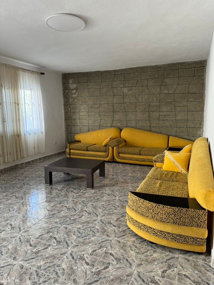 Tirane, jepet me qera shtepi 2+1+Ballkon Kati 2, 100 m² 550 € (Qytet studenti rruga budi)