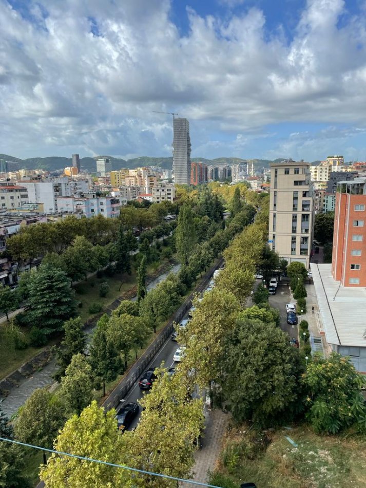 Tirane, jepet me qera apartament 3+1 Kati 8, 140 m² 600 € (Bulevardi Zhan D&#039;ark)